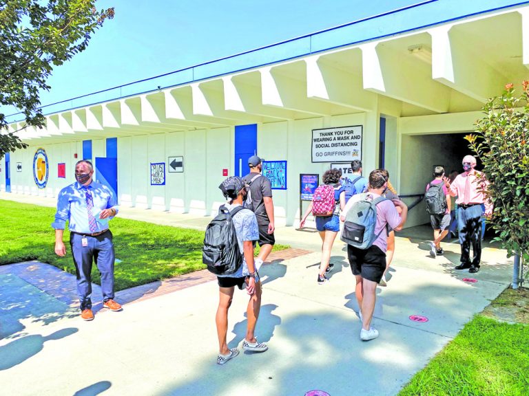 Los Alamitos High School opens amid threatened teacher walkout