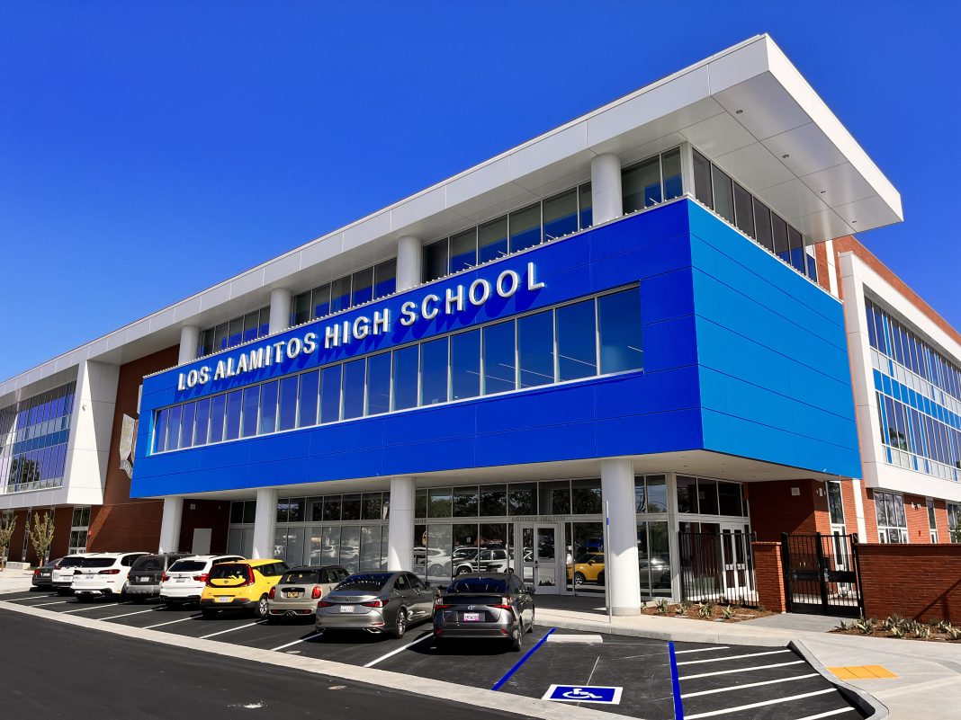 Los Al Unified starts school year; LAHS students attend class in new