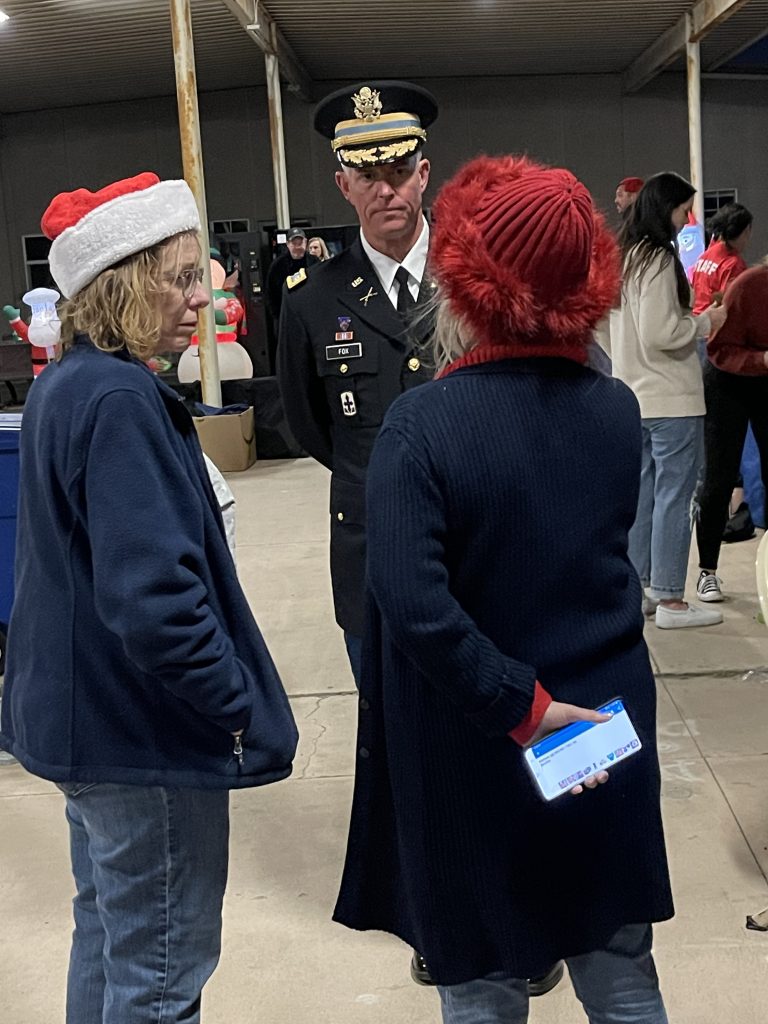 JFTB commander lights Christmas tree in military tradition