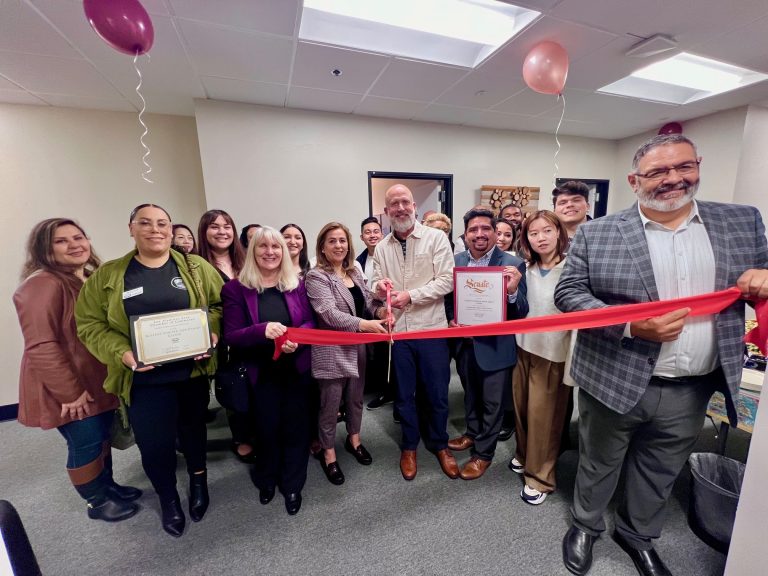 Los Al fChamber cuts ribbon to welcome mental health clinic