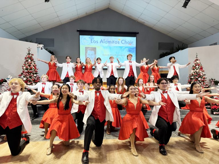 Los Al Show Choir ushers in the holiday season