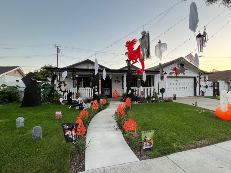 Join the Los Al holiday decorating contest